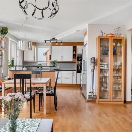 5-Bed-Rooms House with Jacuzzi, Free Parking, and 2 Toilets-Bath in Malmö