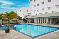Brits Hotel Pangkalan Bun - piscina