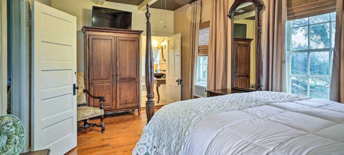 Vintage Louisiana Vacation Rental Home Hotels in Pointe Coupee Parish