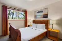 Wake Robin House - Comfortable & Close To Campus 4 Bedroom Home - balcony