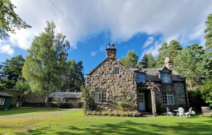 Cambus O' May Traditional Highland Hotel