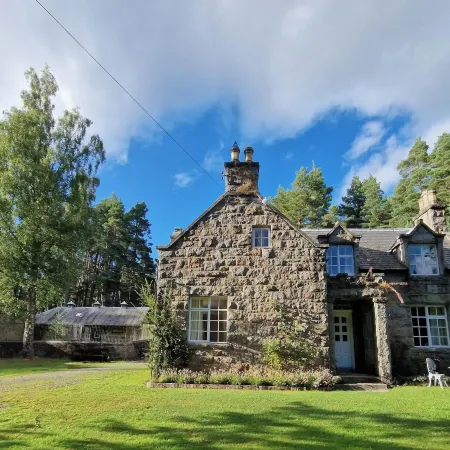 Cambus O' May Traditional Highland Hotel