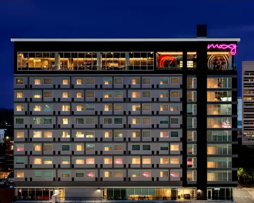 Moxy Charlotte Downtown Hotels near Hanover Square
