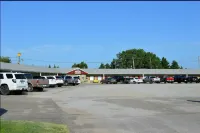 Green Acre Motel by OYO Near Rush County Airport - Motels