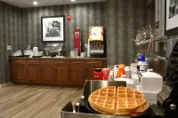 巴爾的摩阿伯丁歡朋套房飯店 - 早餐