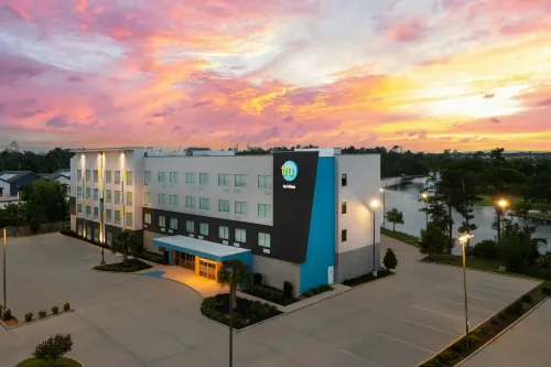 Tru by Hilton Lake Charles - parking