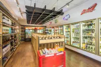 Ramada by Wyndham Kelowna Hotel & Conference Center - Barer
