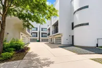 Modern 4-story Townhome Med Center Sleeps 8 - 3-Star