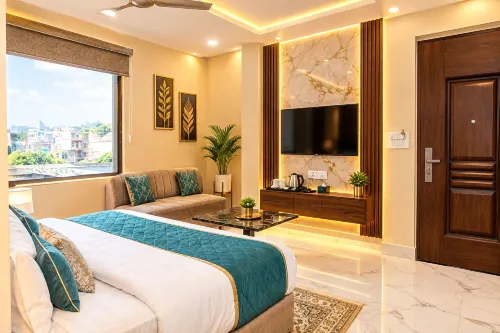 Hotel Golden Aura Inn - 2-Star