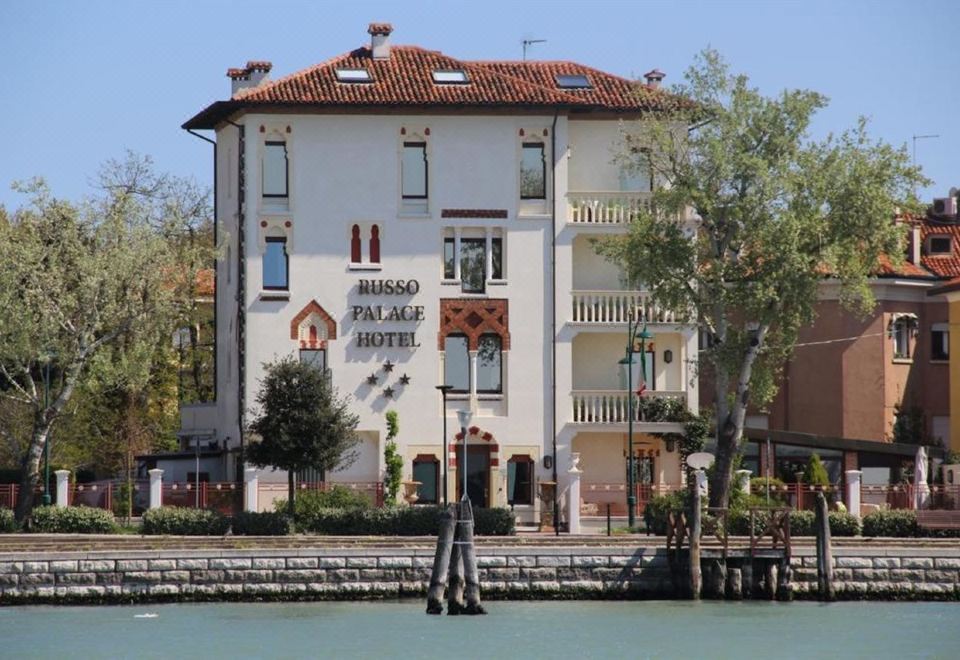 3. Hotel Ru..