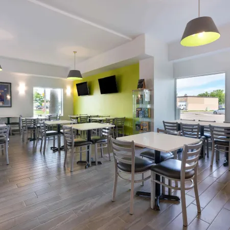 Super 8 by Wyndham Winnipeg West
