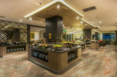 Arthama Hotels Makassar Отели рядом с достопримечательностью «Wisma Pattimura»