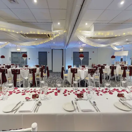 Village Hotel Manchester Cheadle Отели рядом с достопримечательностью «Дидсбери»