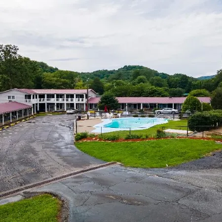 Lloyd's on the River Country Inn by OYO