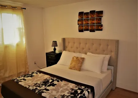 Urbana the Charming Well-Lit Two Bedrooms Apartment