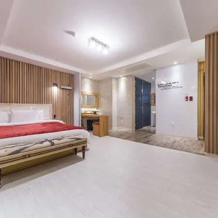 Daegu Sincheon Play & Stay Hotel Отели рядом с достопримечательностью «Железнодорожная станция Тондэгу»