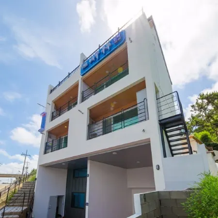 Yeosu Woodu Pension Отели рядом с достопримечательностью «Кобуксон»