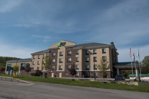 Holiday Inn Express & Suites NORTH EAST (ERIE I-90 EXIT 41) by IHG - parking