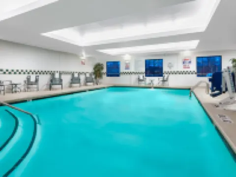 Holiday Inn & Suites RALEIGH-CARY (I-40 @WALNUT ST) by IHG โรงแรมในแครี