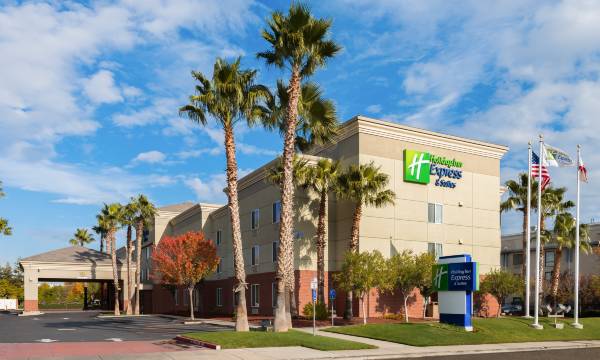 Holiday Inn Express & Suites Vacaville by IHG