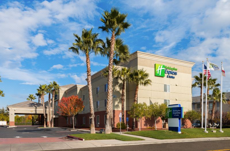 Holiday Inn Express & Suites Vacaville by IHG