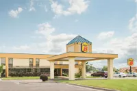Super 8 by Wyndham Wichita South - Motels