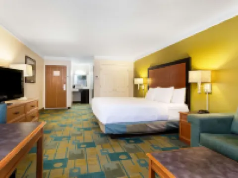 La Quinta Inn & Suites by Wyndham St. Pete-Clearwater Airpt Hotels in Feather Sound