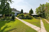 Au Jardin Fleuri Hotels in Zevio