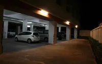 穆達漢濱河酒店 - 停車場