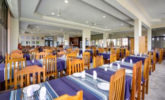 a large dining room with multiple tables and chairs arranged for a group of people to enjoy a meal together at Hotel San Isidro