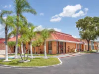 Stayable Kissimmee East Hotels near Crystalbrook Golf Course