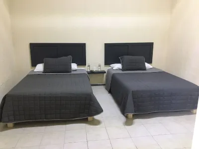 Hostal Casa Del Abogado Hotels near Área verde
