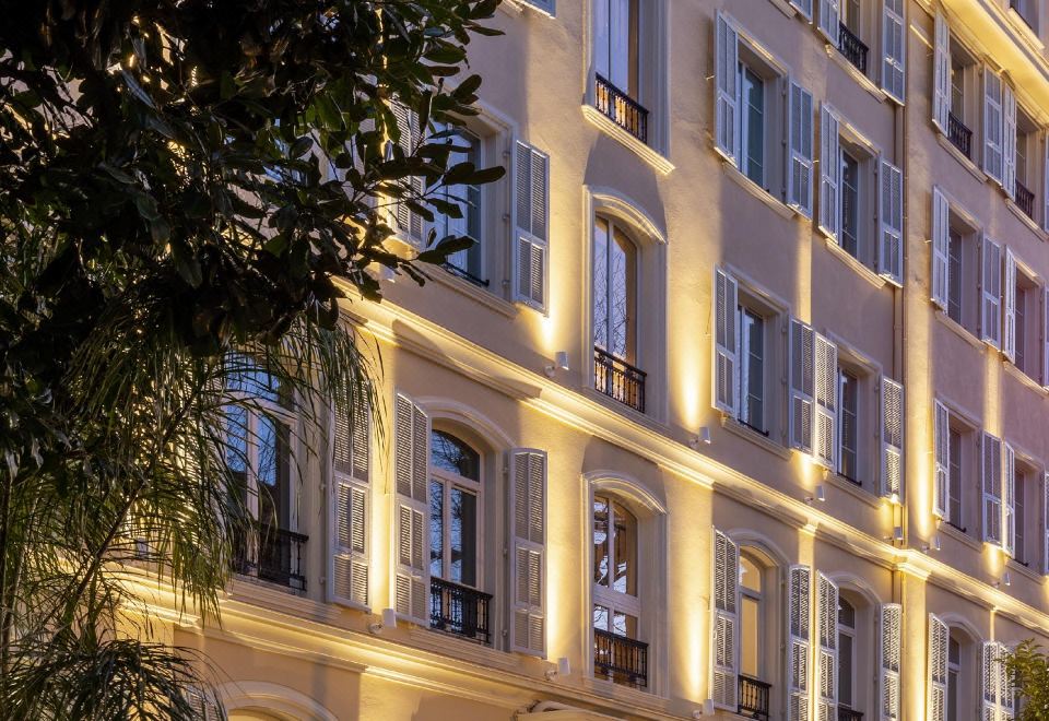 아폴리네르 니스