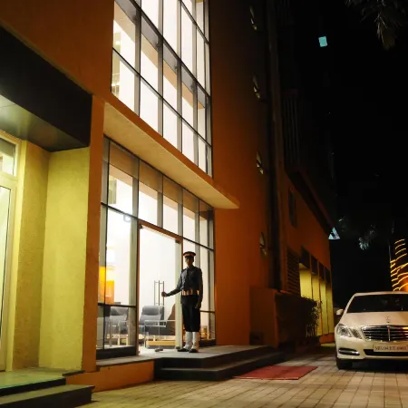 Hi5 Hotel & Experience