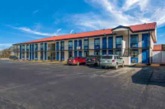 โร้ดเวย์อินน์ โบรเคนโบว์ - โฮชาทาวน์