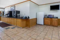 Days Inn & Suites by Wyndham St. Ignace Lakefront - breakfast