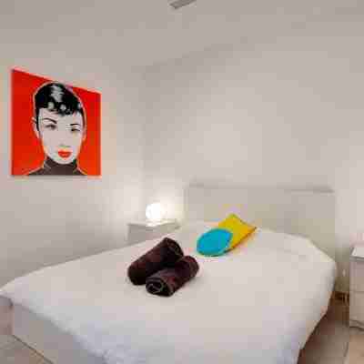 Modern Seaview Apartment in a Prime Location Rooms