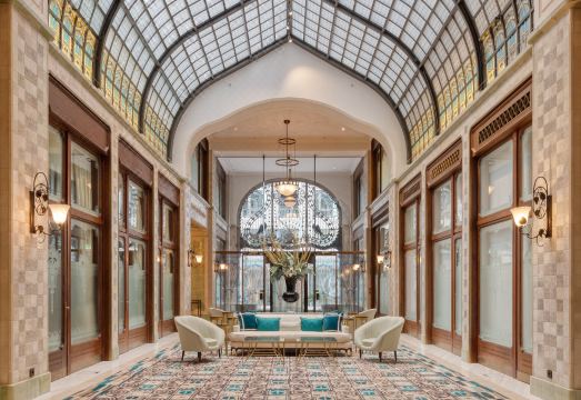 포시즌스 호텔의 고급스러운 실내 공간