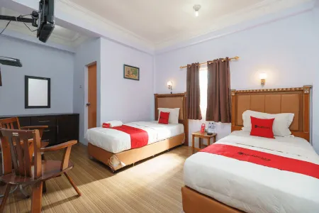 RedDoorz at Sedayu 1 Parapat Отели рядом с достопримечательностью «Pantai Bebas Parapat Danau Toba»