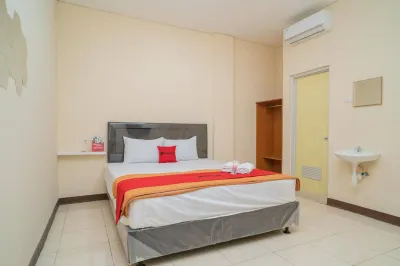 RedDoorz Near Stasiun Tangerang Hotels in Karawaci