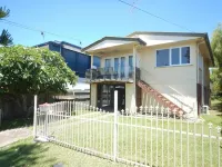 Spacious 2-Storey Home by the Bay: Sleeps 12 Hotels in Manly