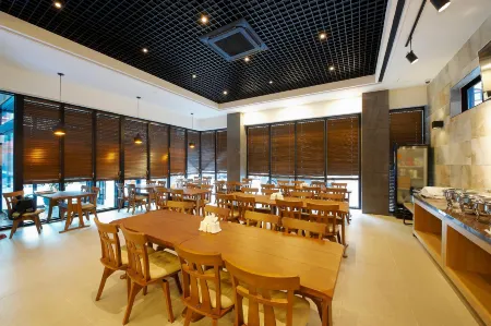 Hotel B Отели рядом с достопримечательностью «Национальный университет Чоннам»