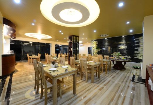 3. 비엔티안 럭셔리..