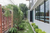 RedDoorz Plus @ Cirebon City Center Hotel dekat Rest Area Gincu