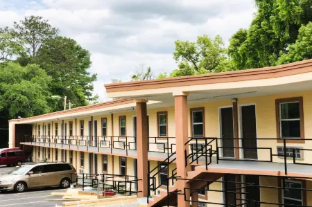 OYO Hotel Tallahassee Downtown Отели рядом с достопримечательностью «Capital Field»