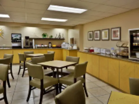 La Quinta Inn & Suites by Wyndham St. Pete-Clearwater Airpt Hotels in Feather Sound