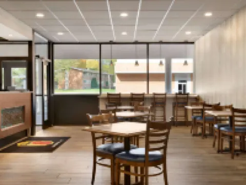 Super 8 by Wyndham Liverpool/Syracuse North Airport Hotels in Onondaga County