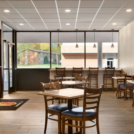 Super 8 by Wyndham Liverpool/Syracuse North Airport Отели рядом с достопримечательностью «Конгресс-центр The Oncenter»
