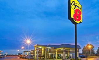 Super 8 by Wyndham Shawnee