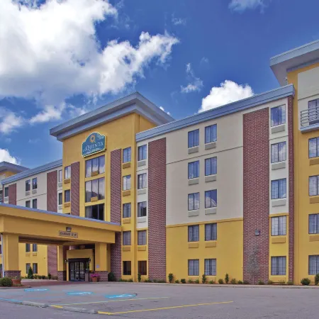 La Quinta Inn & Suites by Wyndham Elkview - Charleston NE